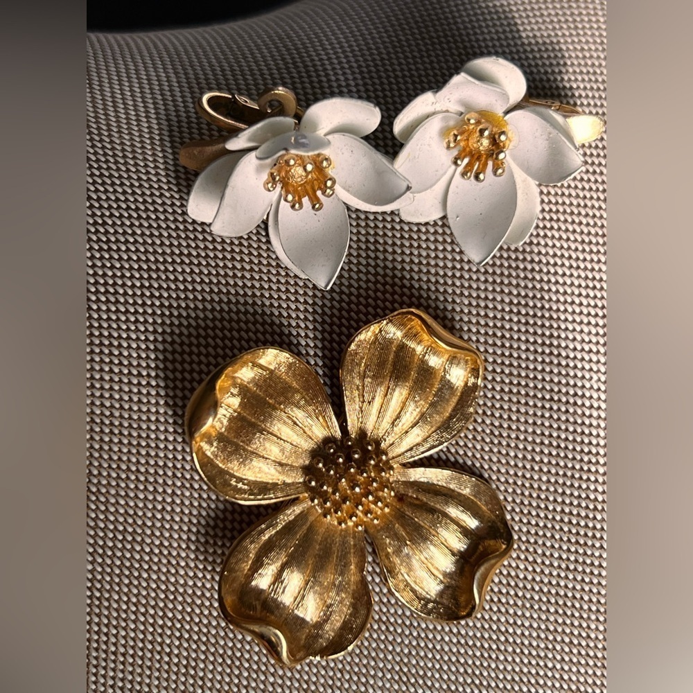 TRIFARI white enamel Set Brooch and earrings white and gold tone